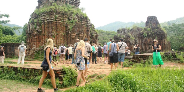 Walking through ancient streets in Vietnam cheap tour