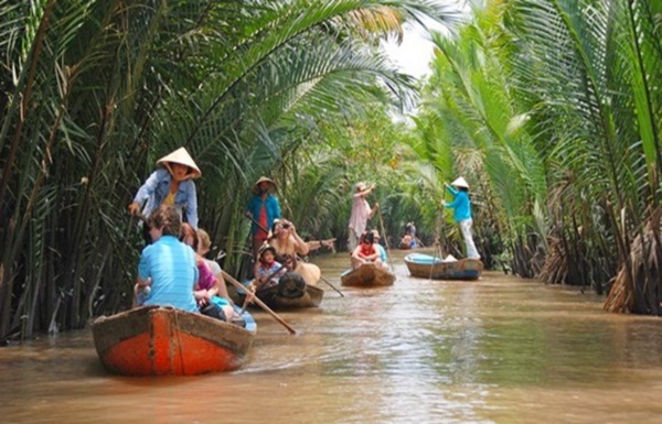 Family vacation from South to North in Vietnam package tour