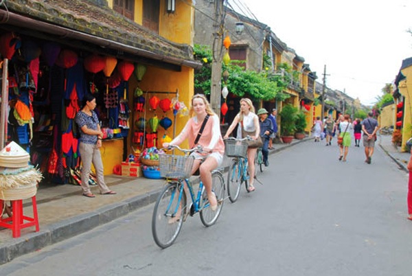 Experience Vietnam lifestyles in please tour package (hot)