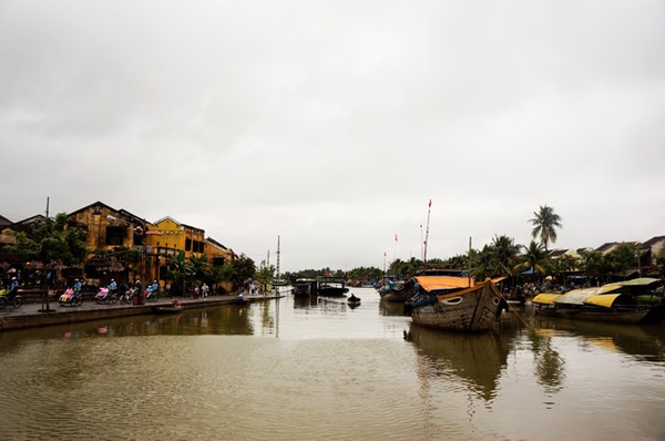 Strolling around ancient towns on tour Vietnam