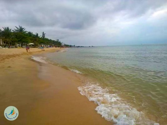 Tourists stop to rest and enjoy their stay at luxury resorts, enjoy seafood, play skateboarding and immerse themselves in the cool water when coming to Ba Keo Beach.