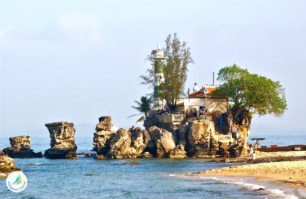 Dinh Cau Cape is also known as Duong Dong beach due to the convenience of being located near the Phu Quoc night market