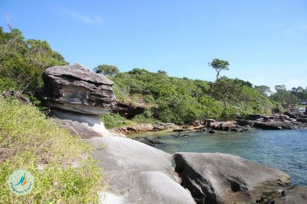 At the end of Ganh Dau beach, there is a rocky reef with all kinds of strange shapes that has been carved by the waves over the years, creating a very strange whole