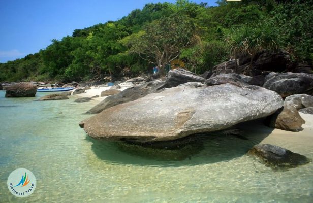 Gieng Tiên is an isolated beach located far from Khem beach through long and craggy rapids