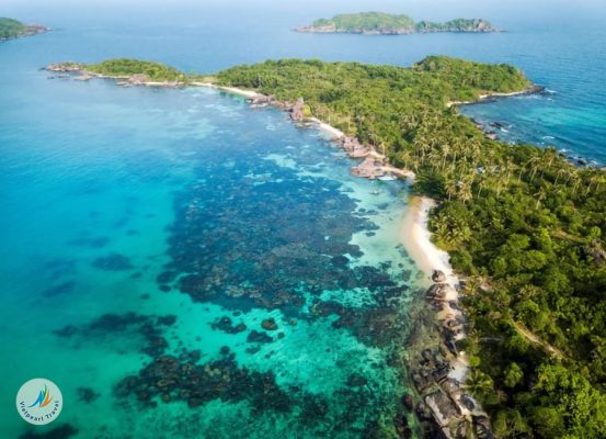 Thom Beach has dark yellow sand, the overwhelming view of the mountains here will make visitors surprised when they arrive