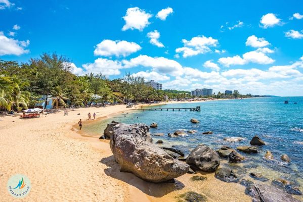 Truong Beach is also the most favorable beach in Phu Quoc with thousands of coconut and poplar trees running along the coast, making the scene more idyllic and poetic